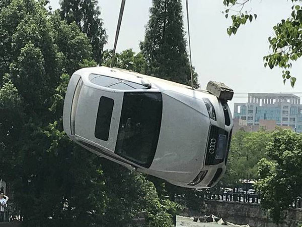 起吊陷入汽車現(xiàn)場示意圖